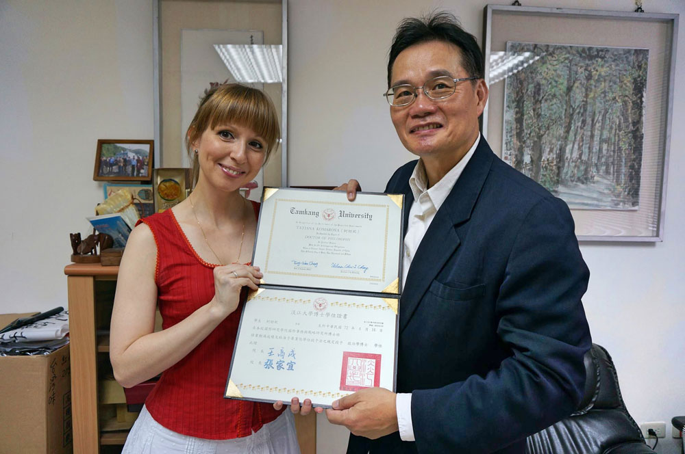 Профессор Вонг, мой научный руководитель в аспирантуре, поздравляет меня с получением докторской степени