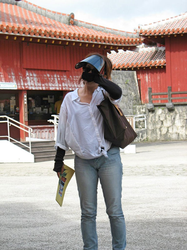 На Тайване загореть можно в любое время года, поэтому местным женщинам приходится постоянно ходить в нарукавниках и маске