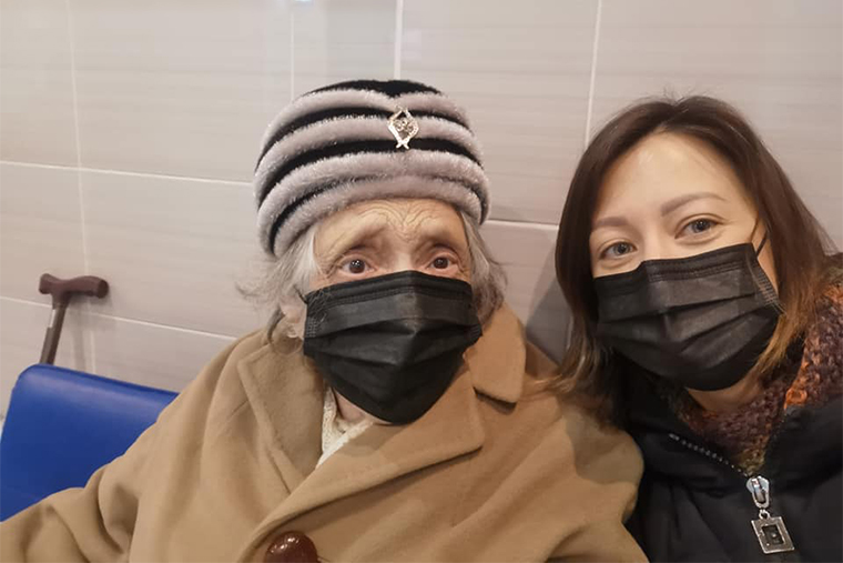 Здесь мы с Ириной Соломоновной в больнице, где ей нужно было обследоваться