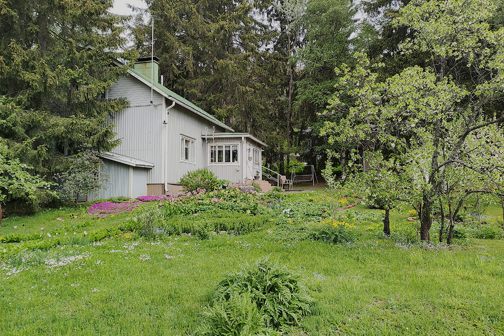 Частные дома стоят в окружении зелени и цветов