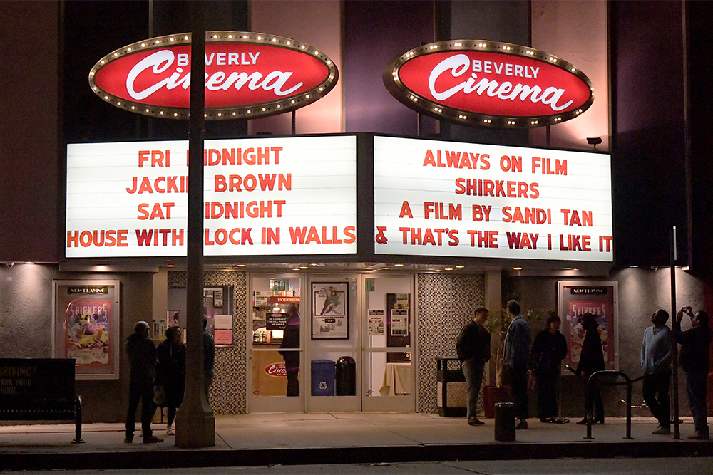 А еще Квентин Тарантино управляет кинотеатром New Beverly Cinema в Лос⁠-⁠Анджелесе и показывает на пленке то кино, которое хочет сам. Источник: Charley Gallay / Getty Images