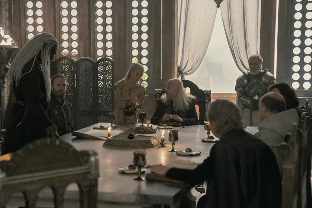 Немалая часть первого эпизода разворачивается в стенах Совета — совещательного органа короля из его ближайших союзников. Источник: HBO