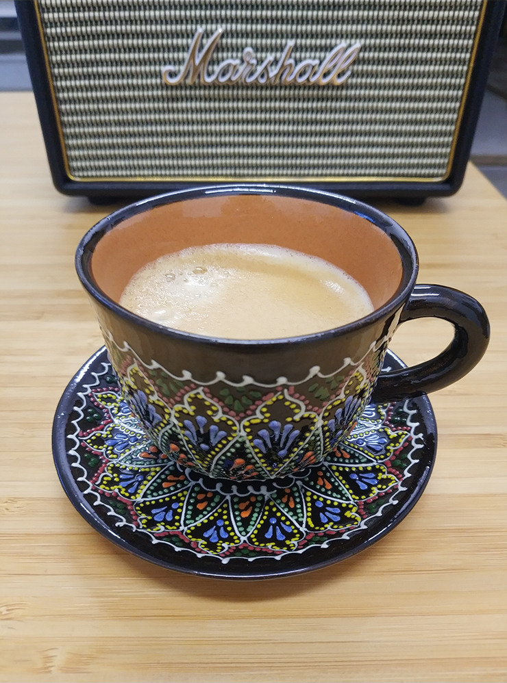 Чашка ручной работы с ташкентского рынка напоминает об удачной поездке