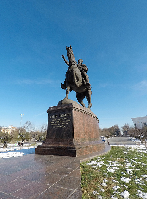 Памятник Амиру Темуру установили в 1993 году по инициативе президента Ислама Каримова