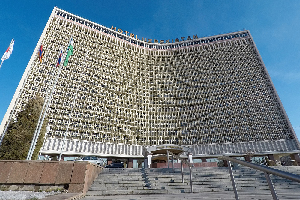 Гостиницу «Узбекистан» местные жители называют «Узбечка». Издалека кажется, что фасад украшен изящной национальной вышивкой