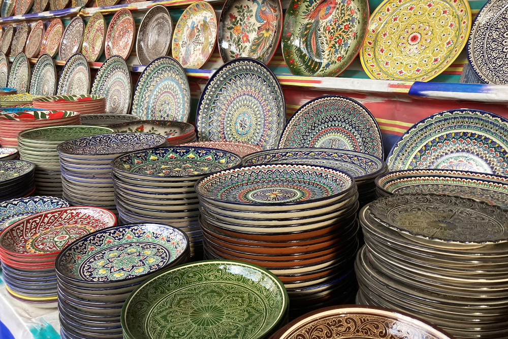 На рынке продают много сувениров: от магнитиков и посуды до национальной одежды и ковров
