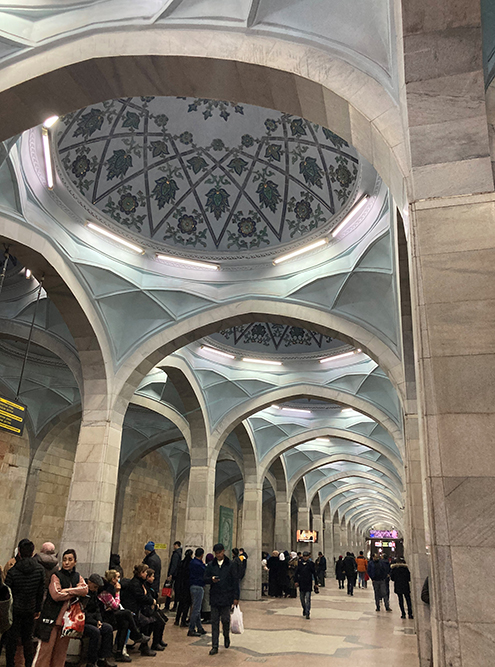 Станция «Алишер Навой». Самый красивый декор — на потолках, под купольными сводами