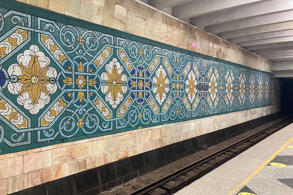 Некоторые станции оформлены в национальном узбекском стиле