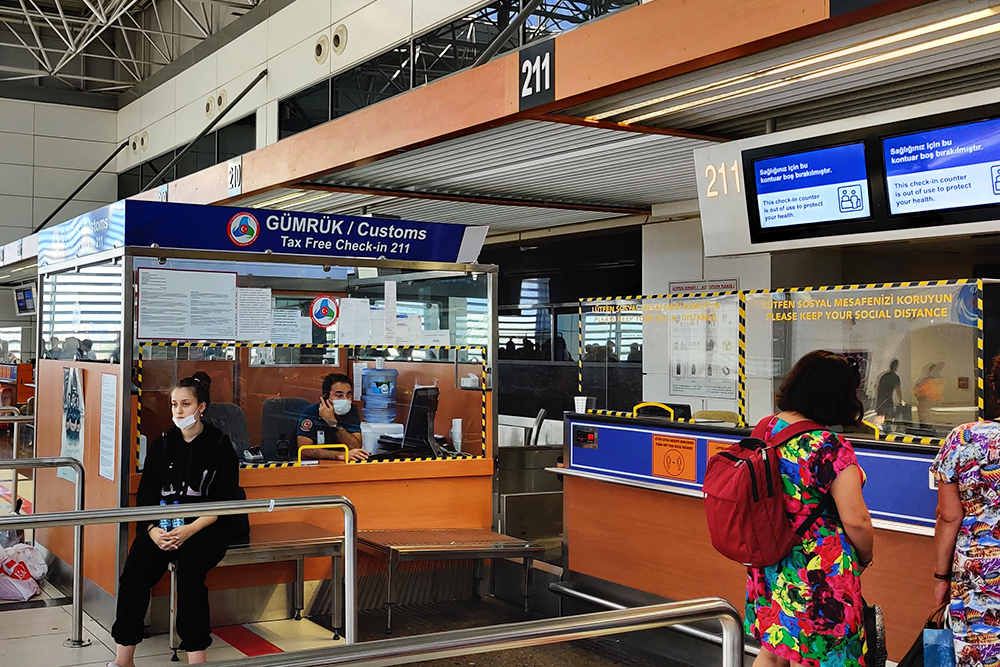 Пункт таможни, в котором ставят штамп на чеках такс⁠-⁠фри, в аэропорту Антальи находится в терминале № 2 в левой части здания, рядом со стойкой регистрации № 211