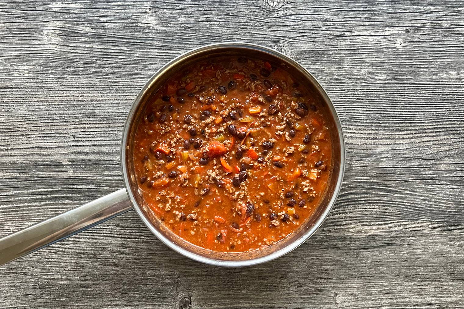 Мясной фарш, фасоль, овощи, густой томатный соус — голодным точно не остаться. Любимым рецептом я даже делилась в Т—Ж