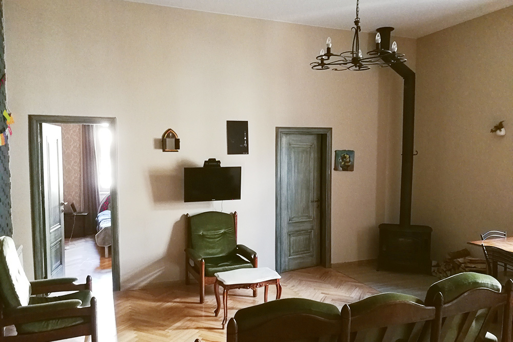 Это наша квартира в Тбилиси: две спальни, кухня, совмещенная с гостиной, ванная, кладовка, камин и четырехметровые потолки