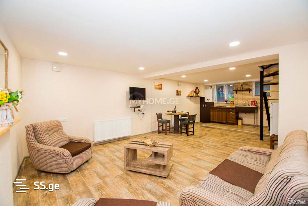Эту квартиру площадью 80 м² сдают рядом с парком Вере в центре Тбилиси всего за 300 $ (около 20 255 ₽ в месяц. На первом уровне — кухня и гостиная, на втором — спальня и ванная