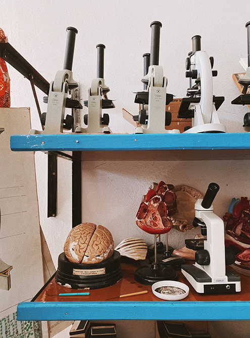 Глобусам и микроскопам тоже было немало лет, но для обучения они годились