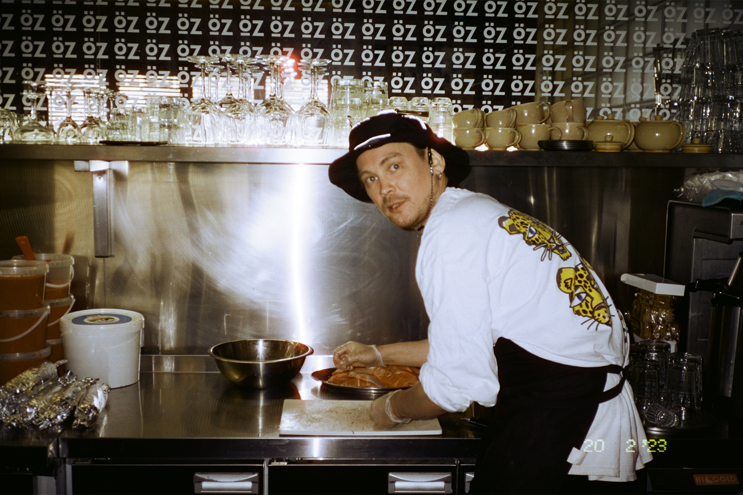 Никита готовит кебаб. Фотография: личный архив героев