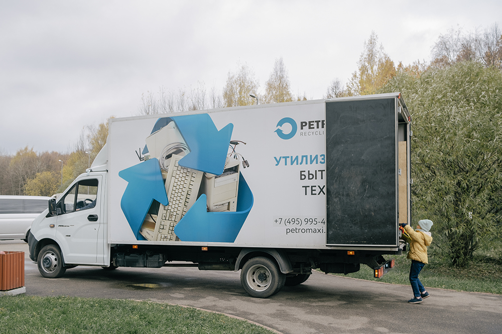 Электроотходы забирал грузовик компании «Петромакс», которая занимается утилизацией бытовой техники