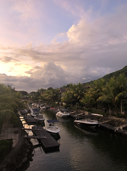 В мае 2019 года мы отдыхали на Маврикии. За двухнедельный отпуск для всей семьи заплатили 400 000 ₽