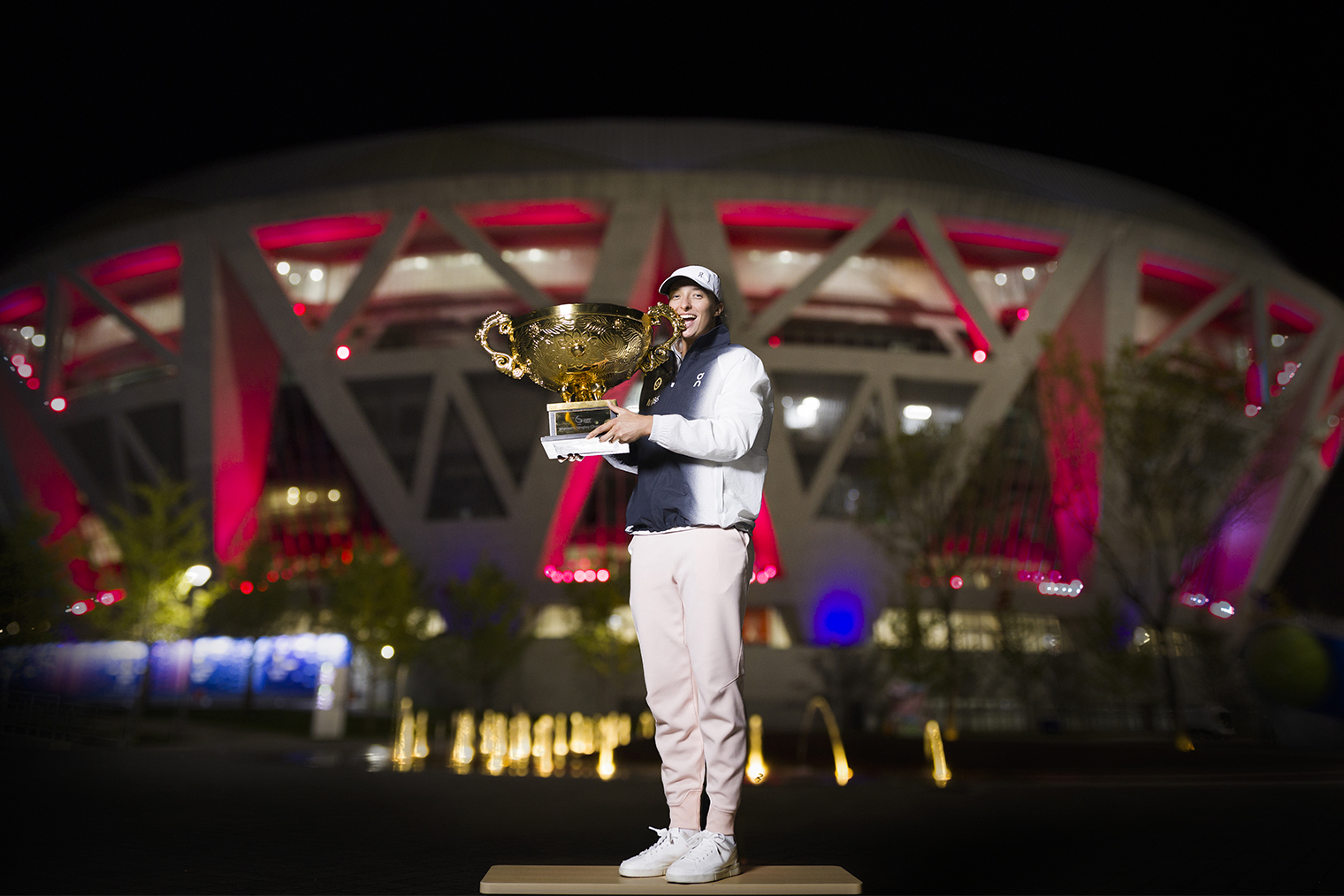 Ига Свёнтек после победы на China Open 2023. Фотография: VCG / Getty Images