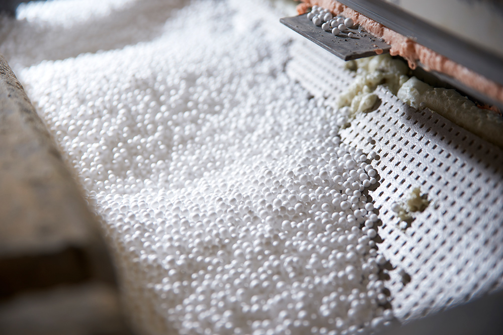100 литров гранул пенопласта стоят 650 ₽. Фото: Stock-image / Shutterstock
