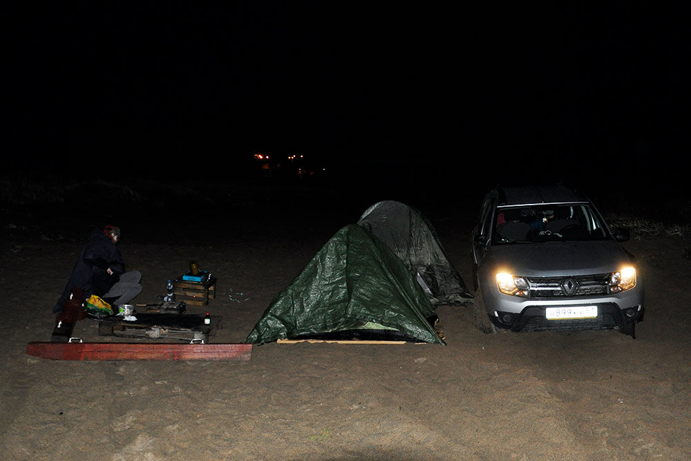 Рядом поставили машину, чтобы хоть немного закрыть палатки и нашу импровизированную кухню от морского бриза