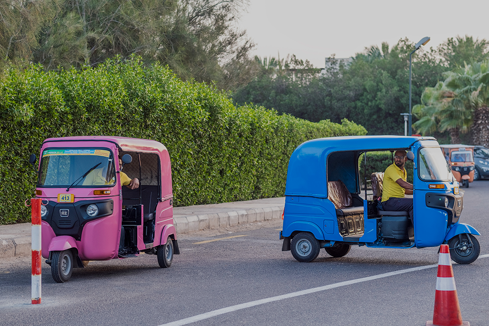 Такси в Эль-Гуну не пускают, поэтому по городу туристов развозят за 25 EGP на таких машинках