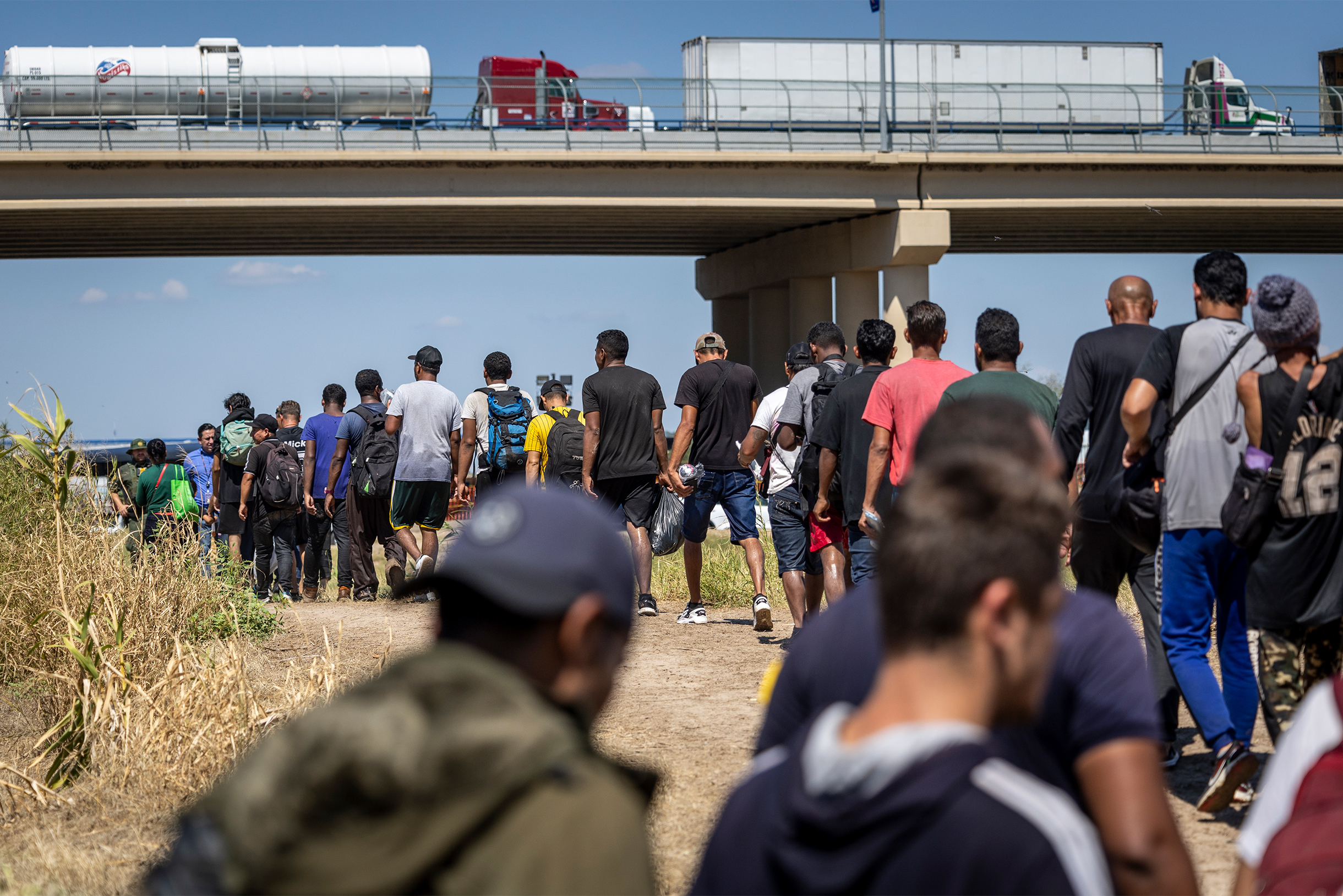 Поток мигрантов движется из Мексики в сторону США у города Игл-Пасс в Техасе. Фотография: John Moore / Getty Images
