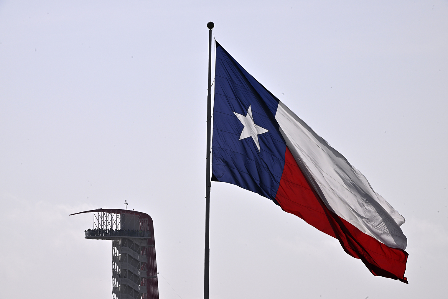 Операцию по борьбе с нелегальными мигрантами назвали Lone Star — в честь звезды на флаге Техаса. Фотография: Logan Riely / Getty Images