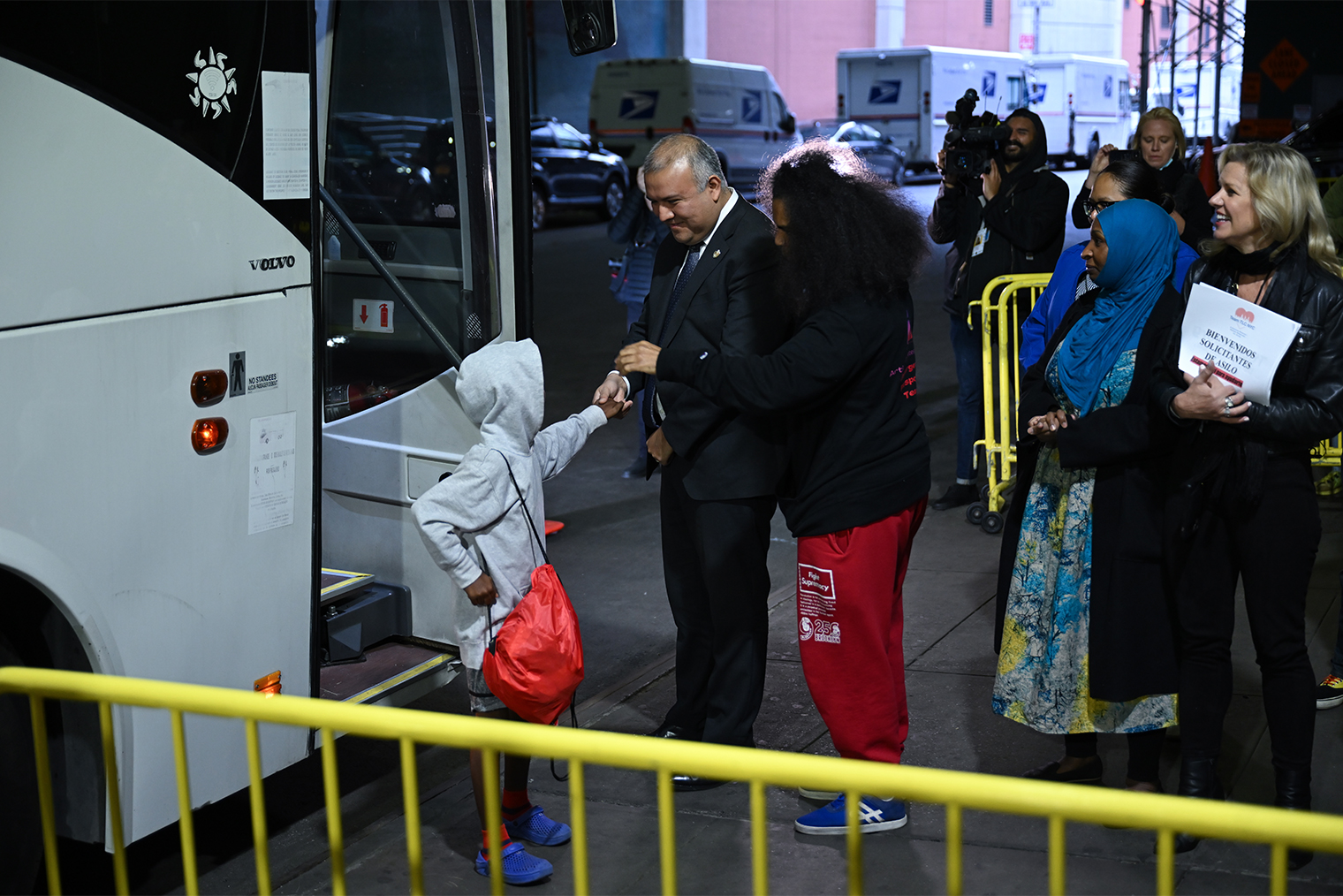 Представители мэрии Нью⁠-⁠Йорка встречают автобус с мигрантами из Техаса. Фотография: Anadolu / Getty Images