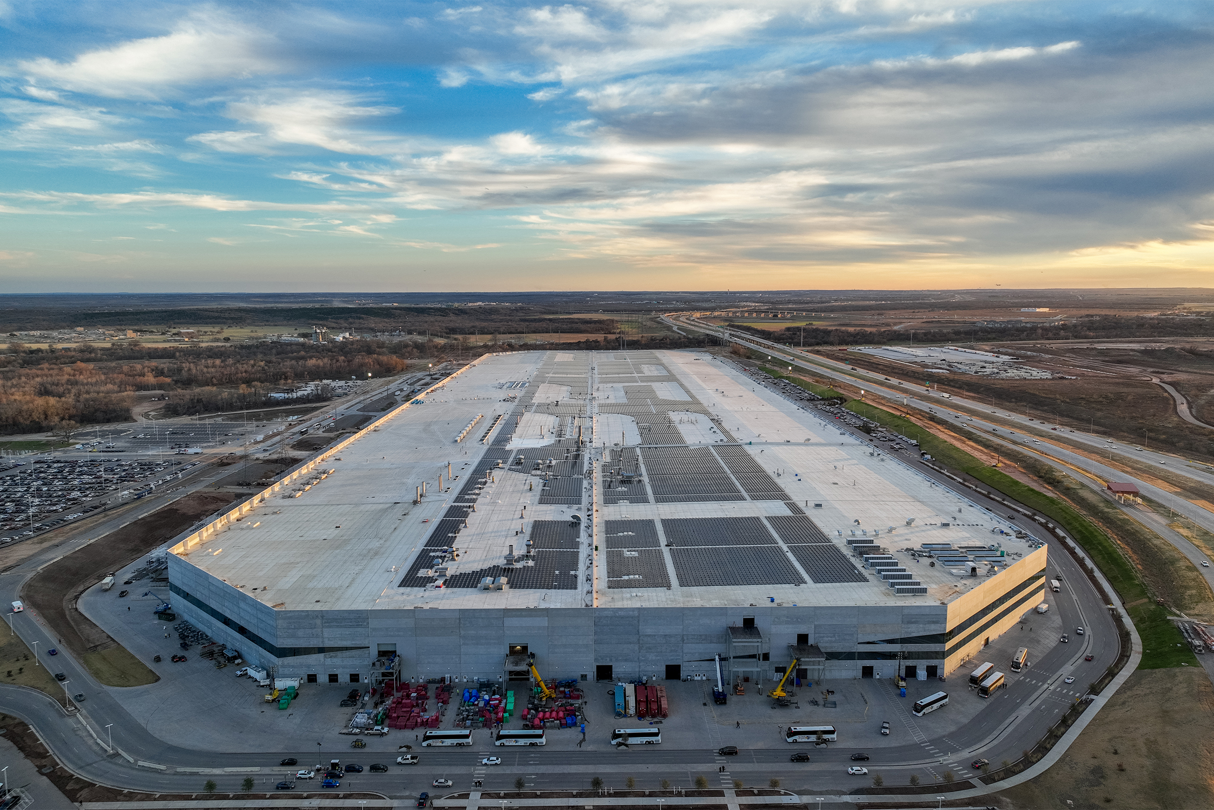 Техасский завод Tesla — второе по величине здание в мире после завода Boeing в штате Вашингтон. Фотография: Brandon Bell / Getty Images