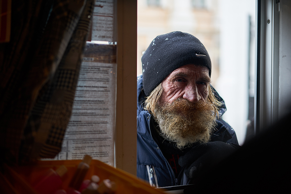 Благотворительная выдача еды, лекарств и одежды бездомным людям на Курском вокзале