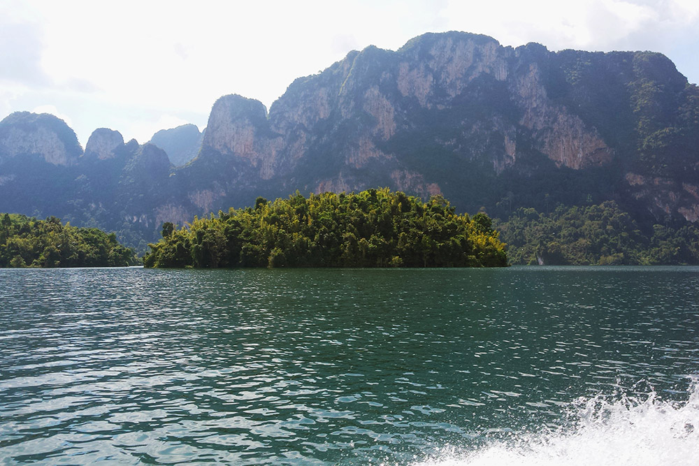 Озеро Чео Лан — часть национального парка Као Сок. Вода чистая — когда плывешь, то глубоко внизу можно увидеть рыб