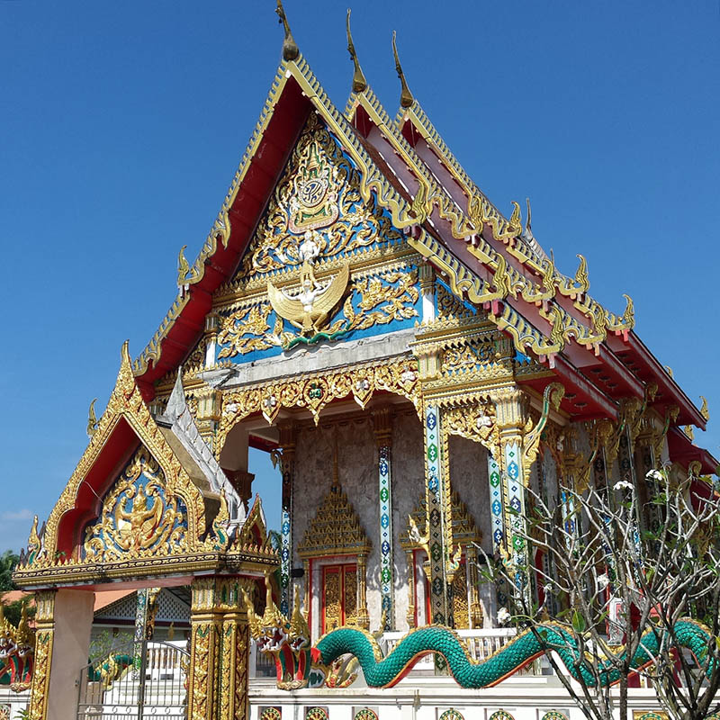 А это храм в том же Бангкоке. Контрасты цивилизации