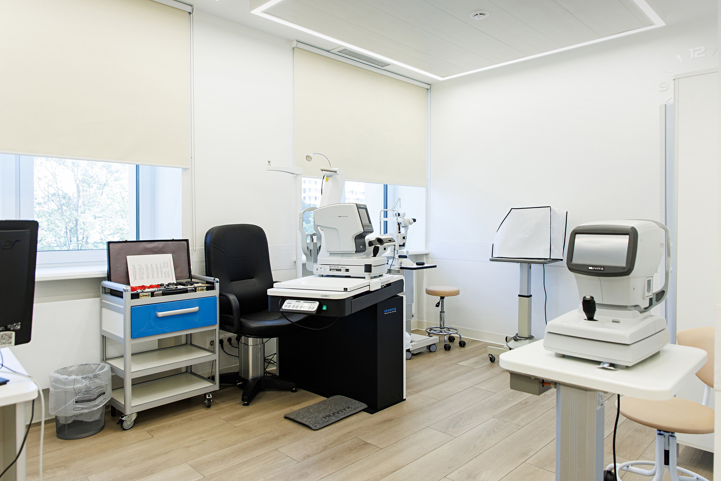А это кабинет офтальмолога с набором аппаратуры для диагностики
