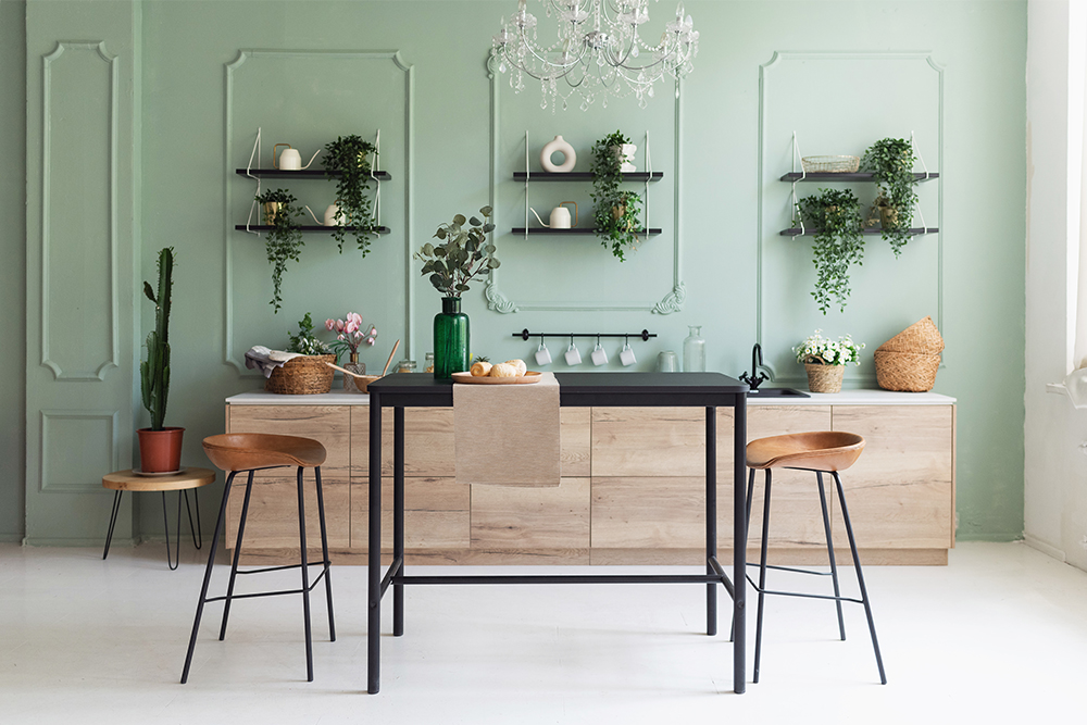Кухонный гарнитур и стена за ним максимально декоративные и привлекают к себе внимание. Но при этом не сразу понятно, что мы на кухне. Источник: Lysikova Irina / Shutterstock