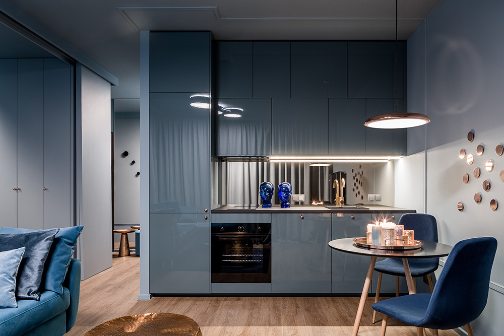 Кухня и гостиная решены в одном стиле, в одной цветовой гамме. А обеденный стол — буферная зона между ними. Источник: Dariusz Jarzabek / Shutterstock