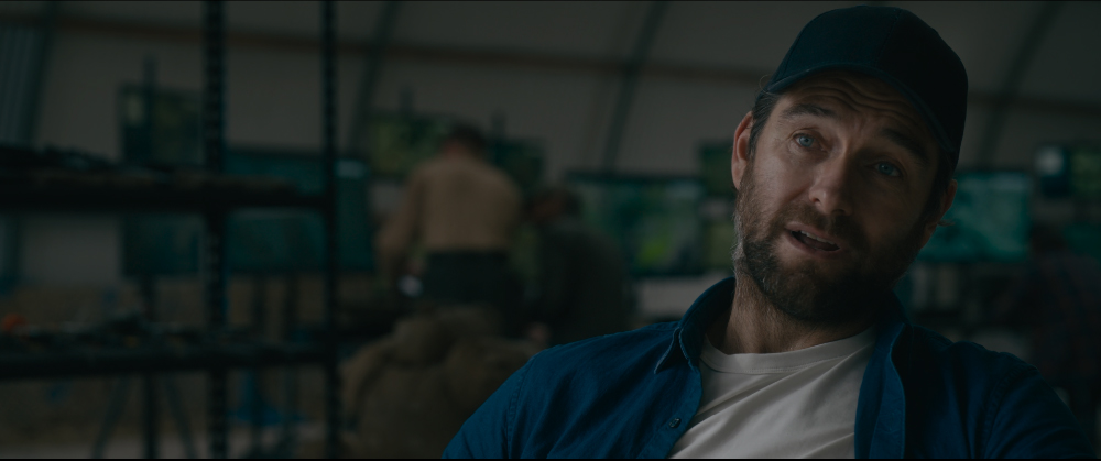 Эпизодическую роль главы наемников исполнил Энтони Старр. Он играл злого супергероя Хоумлендера в «Пацанах»
