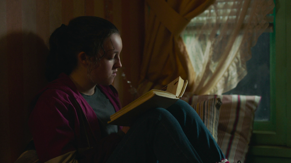 Девочка читает старые дневники детей. Она не понимает, как их могли волновать мальчишки и фильмы. Источник: HBO