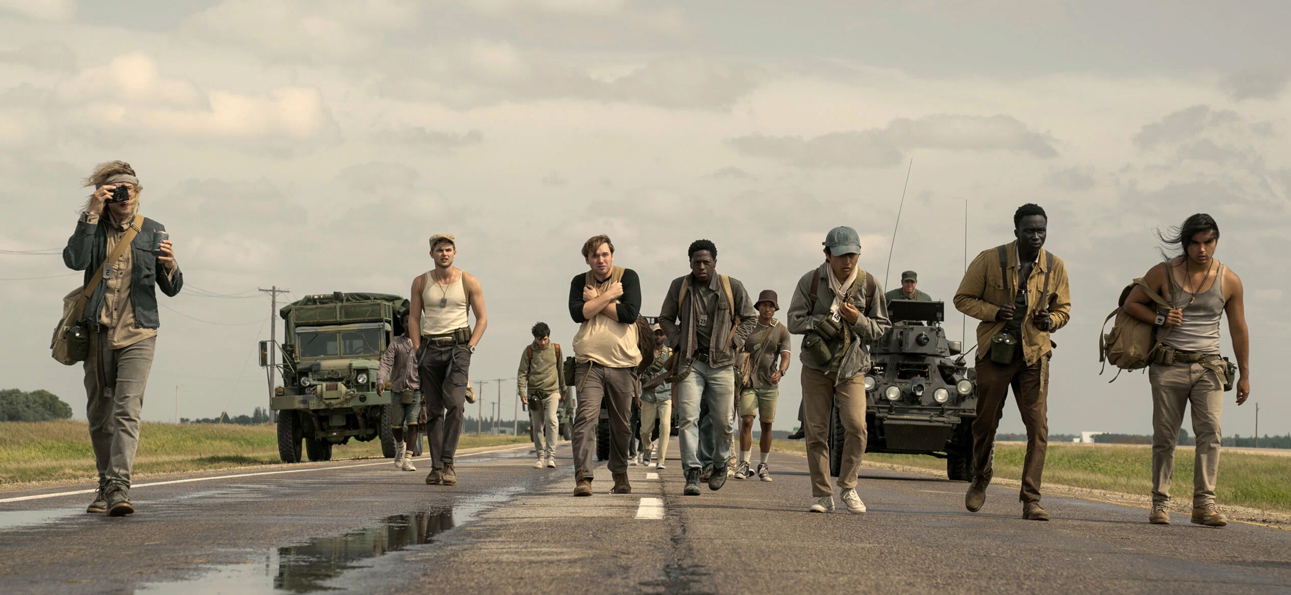 «Долгая прогулка»: жестокая и мрачная экранизация книги Стивена Кинга о ходьбе на выжива­ние