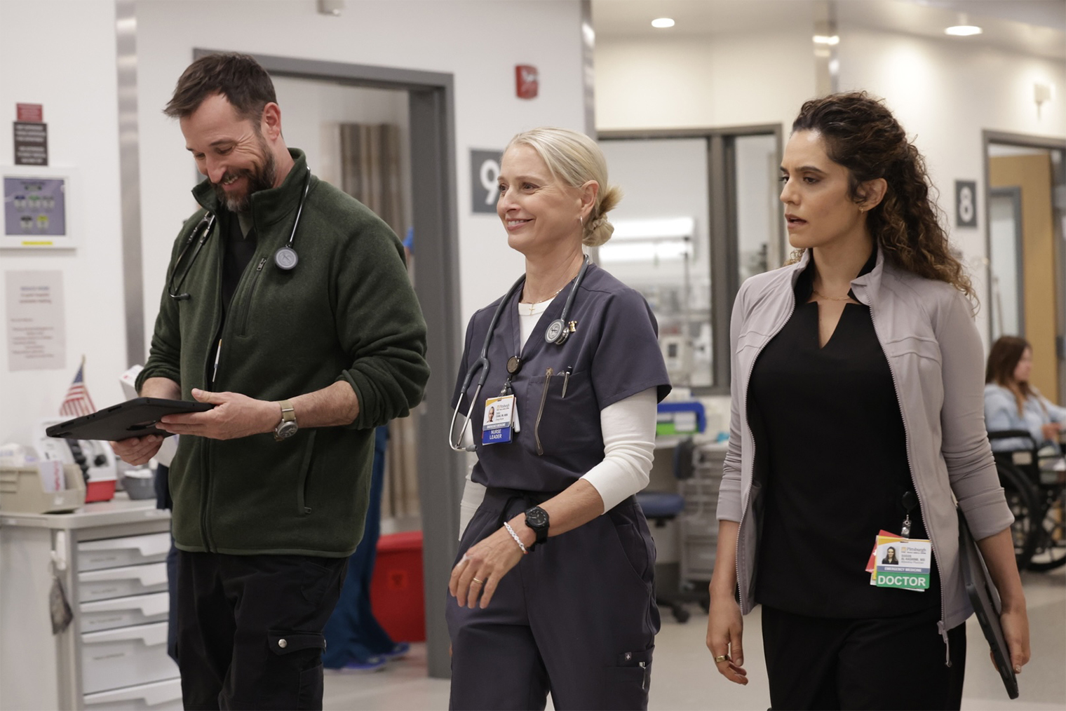 Несмотря на ужас, творящийся в стенах неотложки, ситуацию нередко спасают юмор и внутренние шутки. Когда отделение получает сообщение о скором переводе пациентов из соседней больницы, сотрудники начинают делать ставки, что там могло произойти