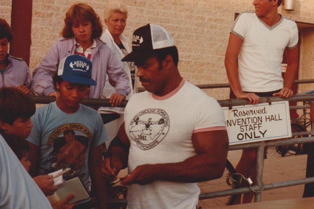 Молодой Джонсон с отцом, 1983 год. Источник: twitter.com