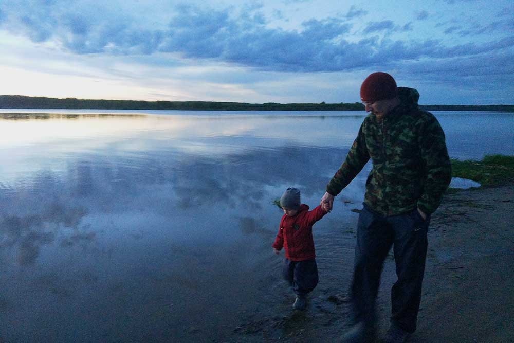 Мой супруг со старшим сыном гуляют по берегу Ёлнати