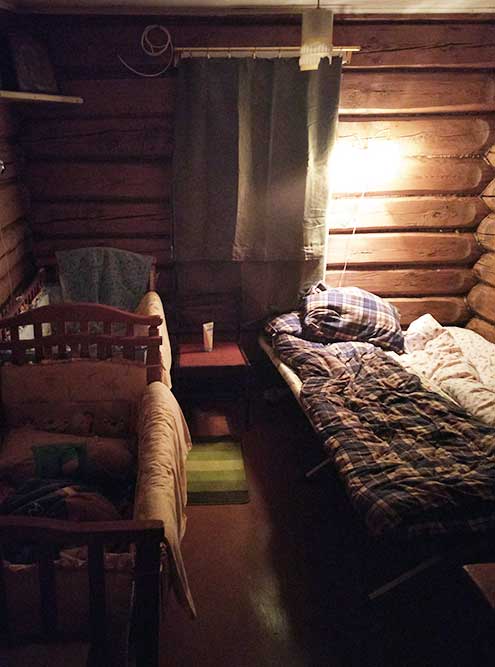 Вот так выглядела наша спальня в период пандемии. Шутя мы называем ее общагой: детские кровати и две разнокалиберные раскладушки