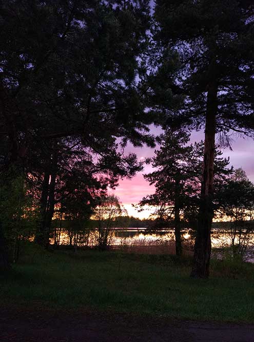 Очередной закат над любимой речкой. В тот же майский вечер над всем селом виднелась потрясающе красивая радуга