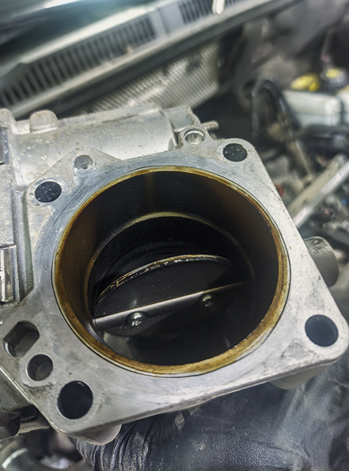 Дроссельная заслонка двигателя Фольксваген 1.6 CFNA до и после очистки