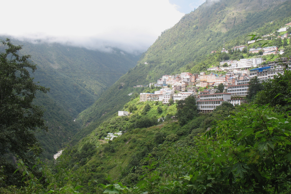 Первый приграничный городок в Тибете. Кажется, он называется Далайма. Дома там теснятся на склоне горы