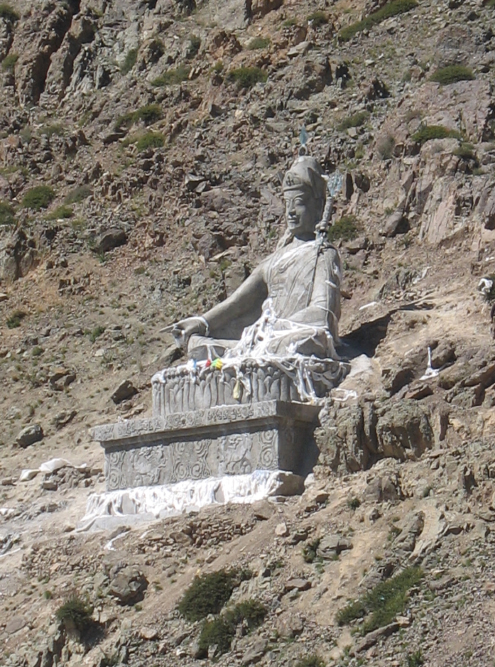 В скале рядом с ним был высечен Будда. Он как будто рос прямо из горы