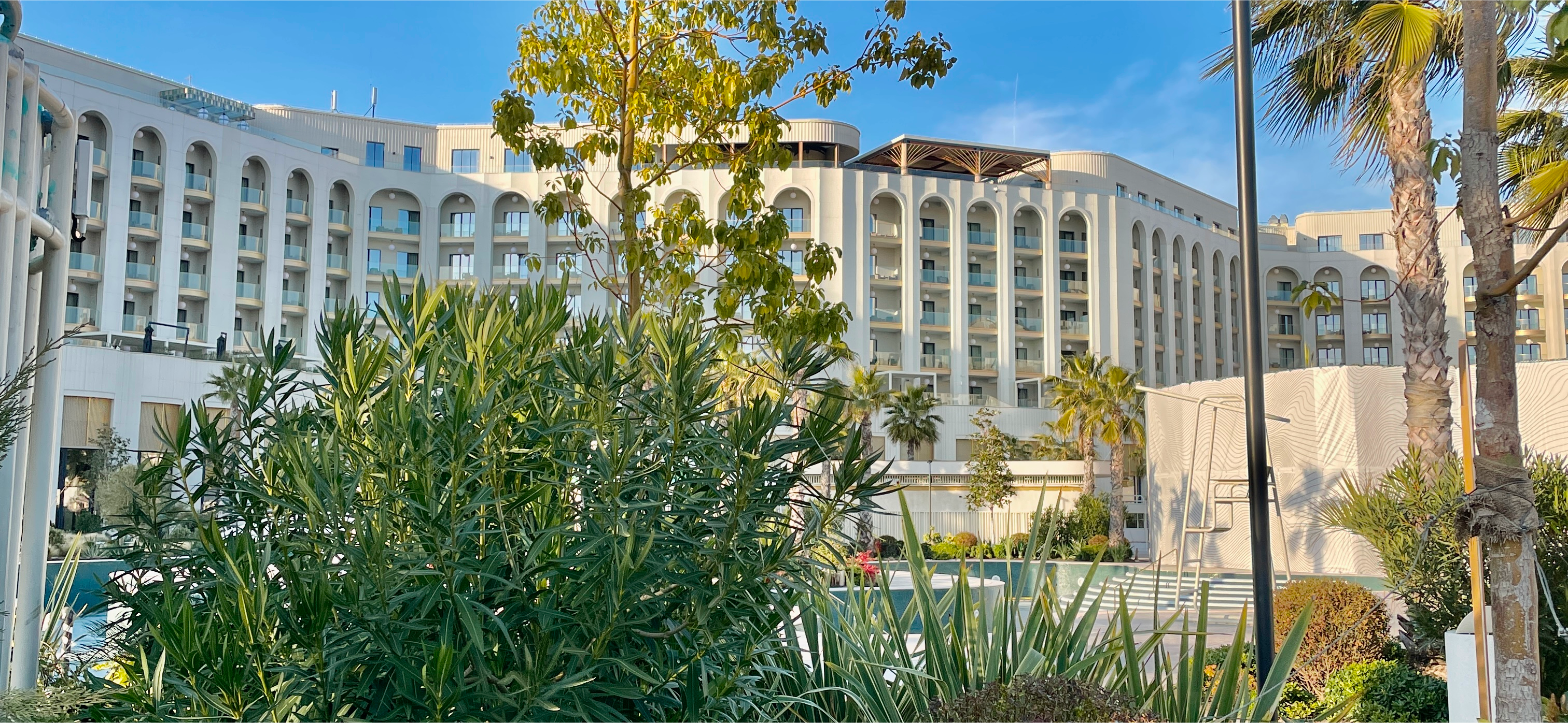 Стоит ли оставлять чаевые батлеру или горничной в отеле?