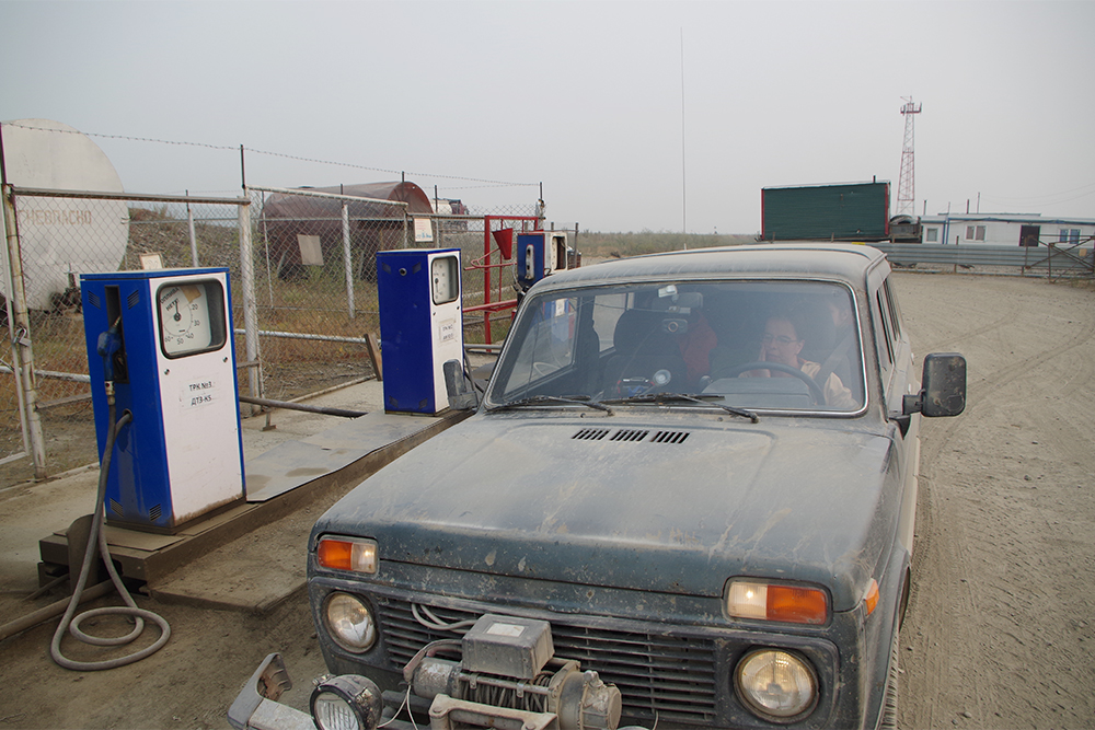 На этой заправке в Кюбеме нам повезло: мы смогли залить бензин. Предыдущая АЗС в Теплом Ключе, в 250 километрах от Кюбеме, не работала, а до следующей, в 240 километрах, мы бы не доехали