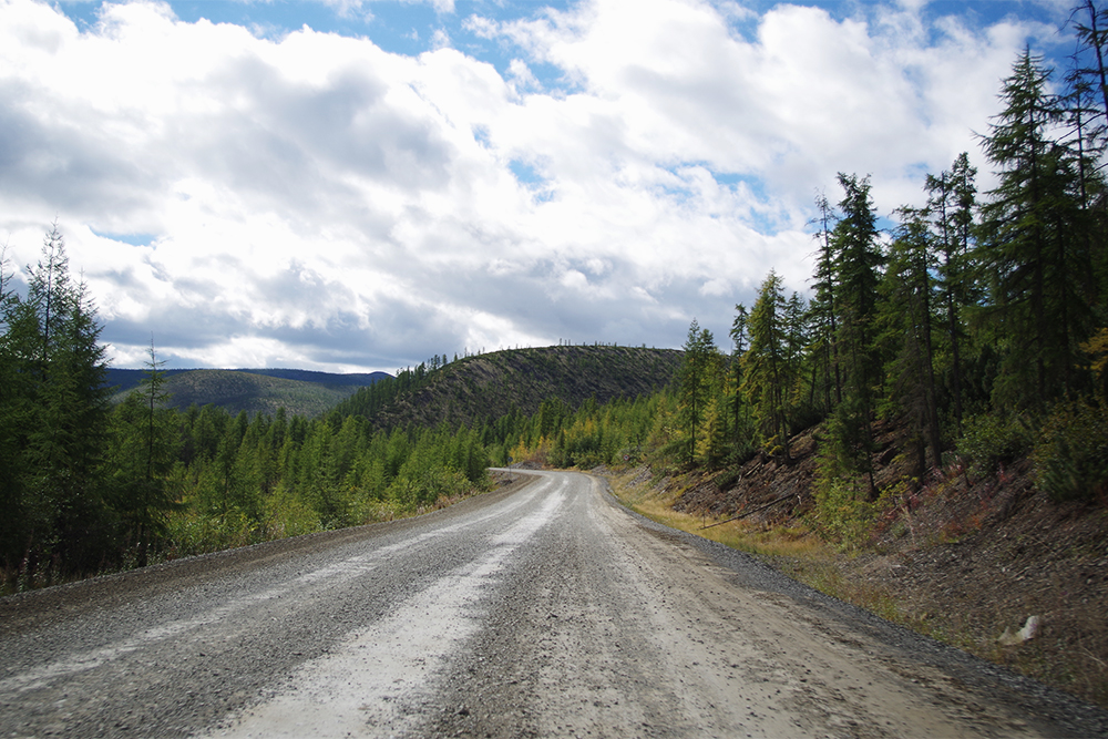 На трассе «Колыма» часто можно увидеть горные пейзажи. Дорога пересекает хребет Черского и проходит по Колымскому нагорью