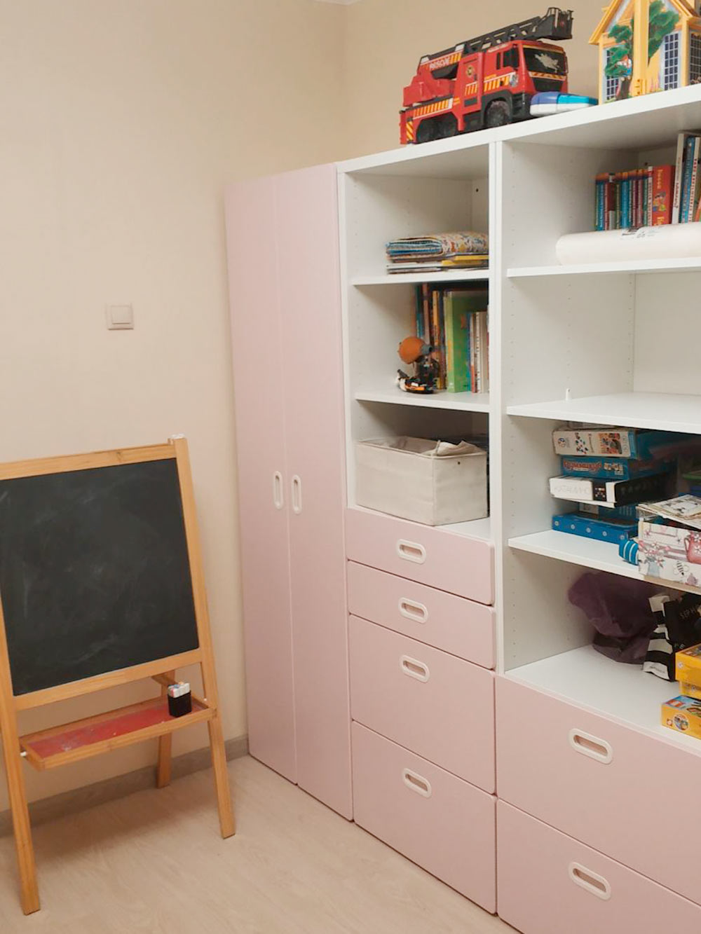 Мебель в детской комнате с местом для хранения игрушек