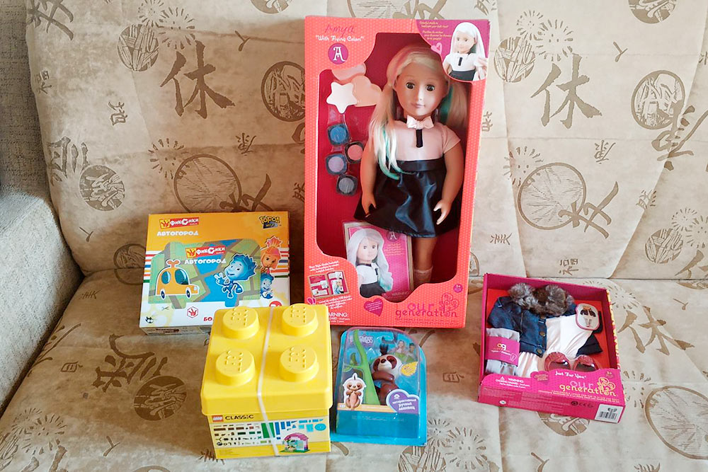 Набор подарков на 4 года: кукла, интерактивная игрушка, мини-парковка и «Лего»